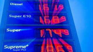 Die Spritpreise ändern sich an vielen Tankstellen alle paar Stunden. Damit soll künftig Schluss sein.