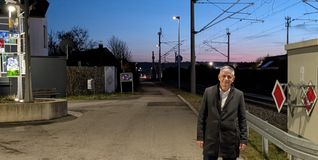 Bürgermeister Ioannis Delakos hat sich die neu mit Sensortechnik ausgestatteten Laternen am Fuß- und Radweg, der entlang der Schienen der Schönbuchbahn führt, angeschaut. Nähert sich ein Fußgänger oder Radfahrer einer solchen Laterne, dimmt sie automatisch hoch, ansonsten strahlt sie im Normalbetrieb nur mit 10-prozentiger Lichtleistung.