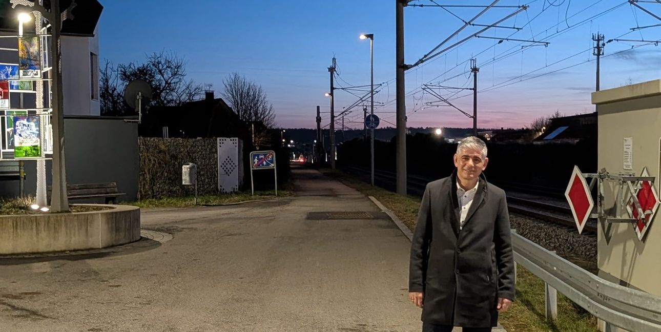 Bürgermeister Ioannis Delakos hat sich die neu mit Sensortechnik ausgestatteten Laternen am Fuß- und Radweg, der entlang der Schienen der Schönbuchbahn führt, angeschaut. Nähert sich ein Fußgänger oder Radfahrer einer solchen Laterne, dimmt sie automatisch hoch, ansonsten strahlt sie im Normalbetrieb nur mit 10-prozentiger Lichtleistung.