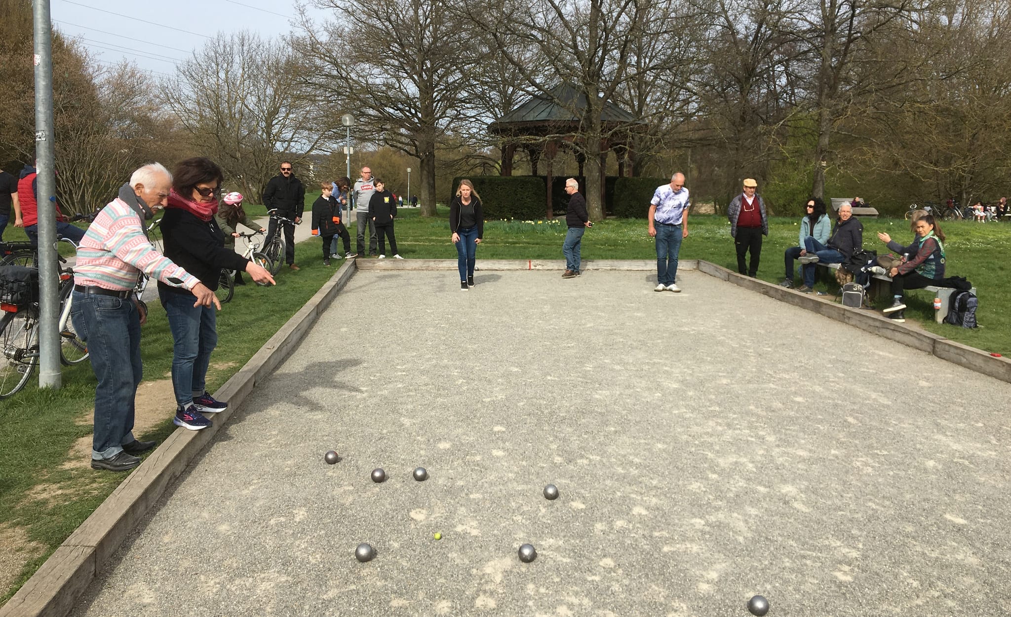 Ab dem 28. Juli können sich Sportbegeisterte im Sommerhofenpark immer dienstags im Boule üben.