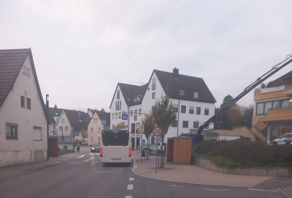 Barrierefreie Bushaltestelle in der Maichinger Straße in Magstadt.
