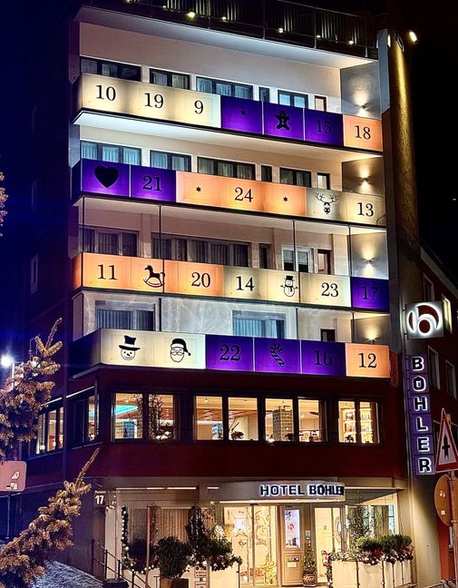 Am Postplatz erstrahlen die Balkone des Hotels Böhler als stimmungsvoller Adventskalender.