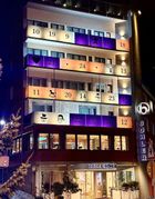 Am Postplatz erstrahlen die Balkone des Hotels Böhler als stimmungsvoller Adventskalender.