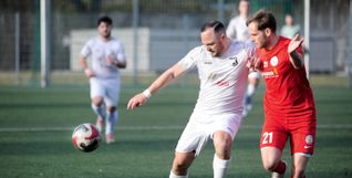 Karim Kretschmer (links) und der TSV  Dagersheim verlieren gegen Vaihingen.