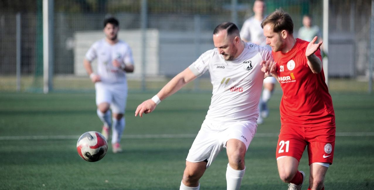 Karim Kretschmer (links) und der TSV  Dagersheim verlieren gegen Vaihingen.