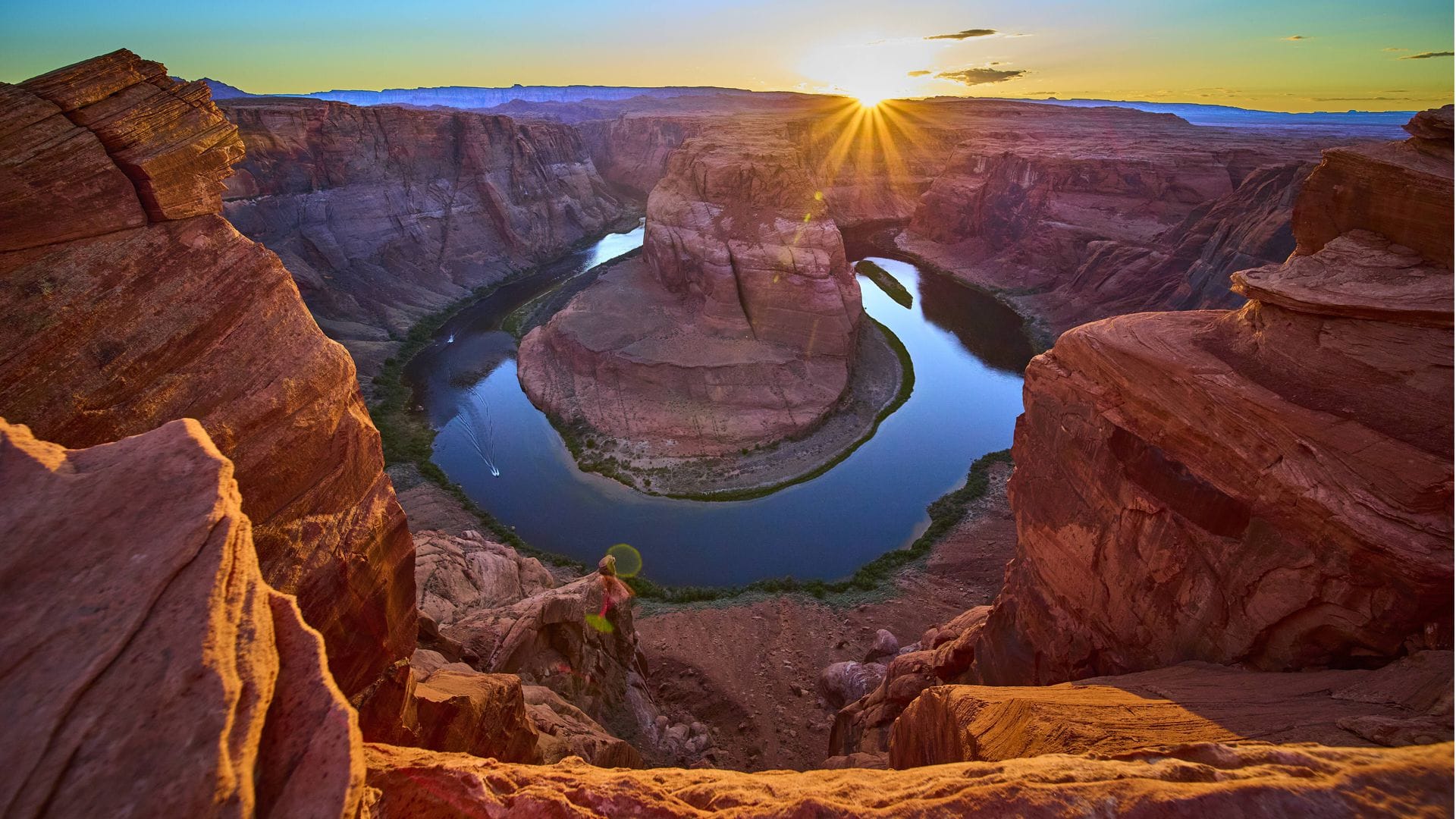 Der Horseshoe Bend ist ein hufeisenförmiger Talmäander des Colorado River in der Nähe der Stadt Page im US-Bundesstaat Arizona.