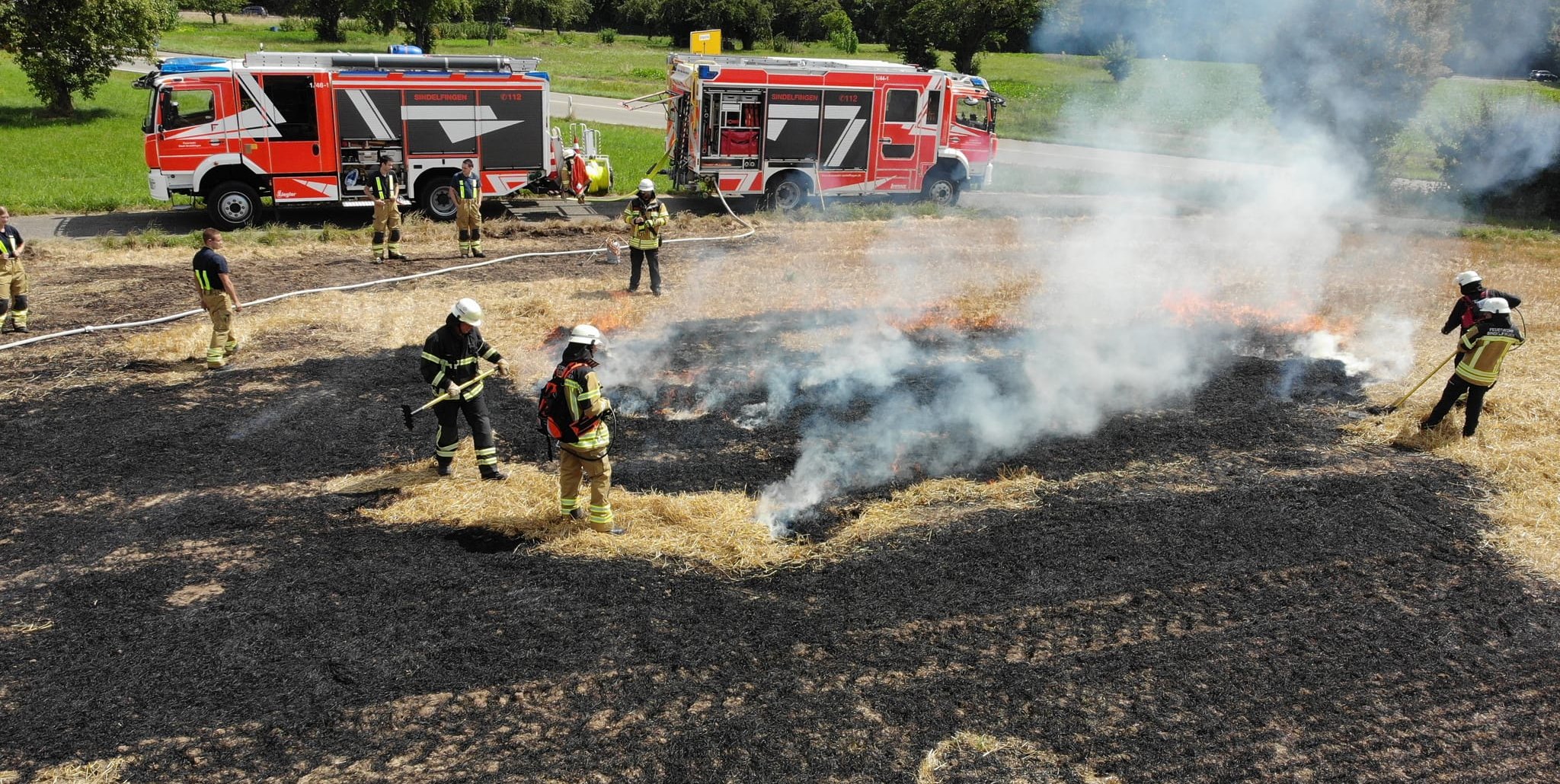 Bei einer Vegetationsbrandübung trainiert die Feuerwehr den Ernstfall.