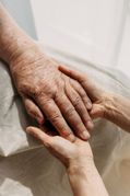 Pflegeheimbewohnerinnen und -bewohner in Baden-Württemberg müssen nach Abzug der
Leistungszuschläge der Pflegeversicherung durchschnittlich 2977 Euro pro Monat selbst tragen. Damit liegt die Eigenbelastung über dem bundesweiten Durchschnitt von 2707 Euro.