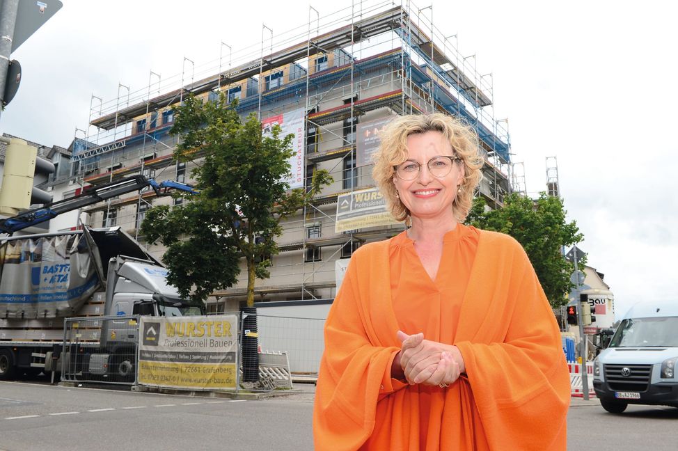 Andrea Thiele, Vorstandssprecherin der St.-Elisabeth-Stiftung, vor dem Böblinger Gebäudekomplex, in dem das Hospiz entsteht.