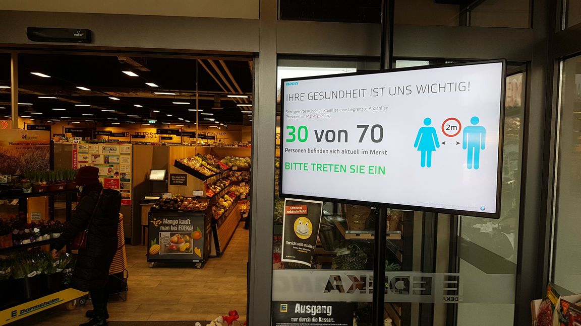 Bei Edeka gibt es ein Zählsystem und einen Monitor. Das Foto stammt aus der Filiale in Darmsheim.  Bild: Wegner