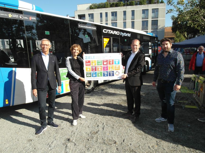 Erster Bürgermeister Christian Gangl, Baubürbermeisterin Dr. Corinna Clemens, Oberbürgermeister Dr. Bernd Vöhringer und Christian Ferreira von der "Stabsstelle für Kimaschutz und nachhaltige Mobilität" (von links) präsentieren die 17 "Ziele für nachhaltige Entwicklung", die von den Vereinten Nationen im Jahr 2016 formuliert wurden und beim Sindelfinger Nachhaltigkeitstag auf dem Grünen Platz im Mittelpunkt standen. Bild: Staber