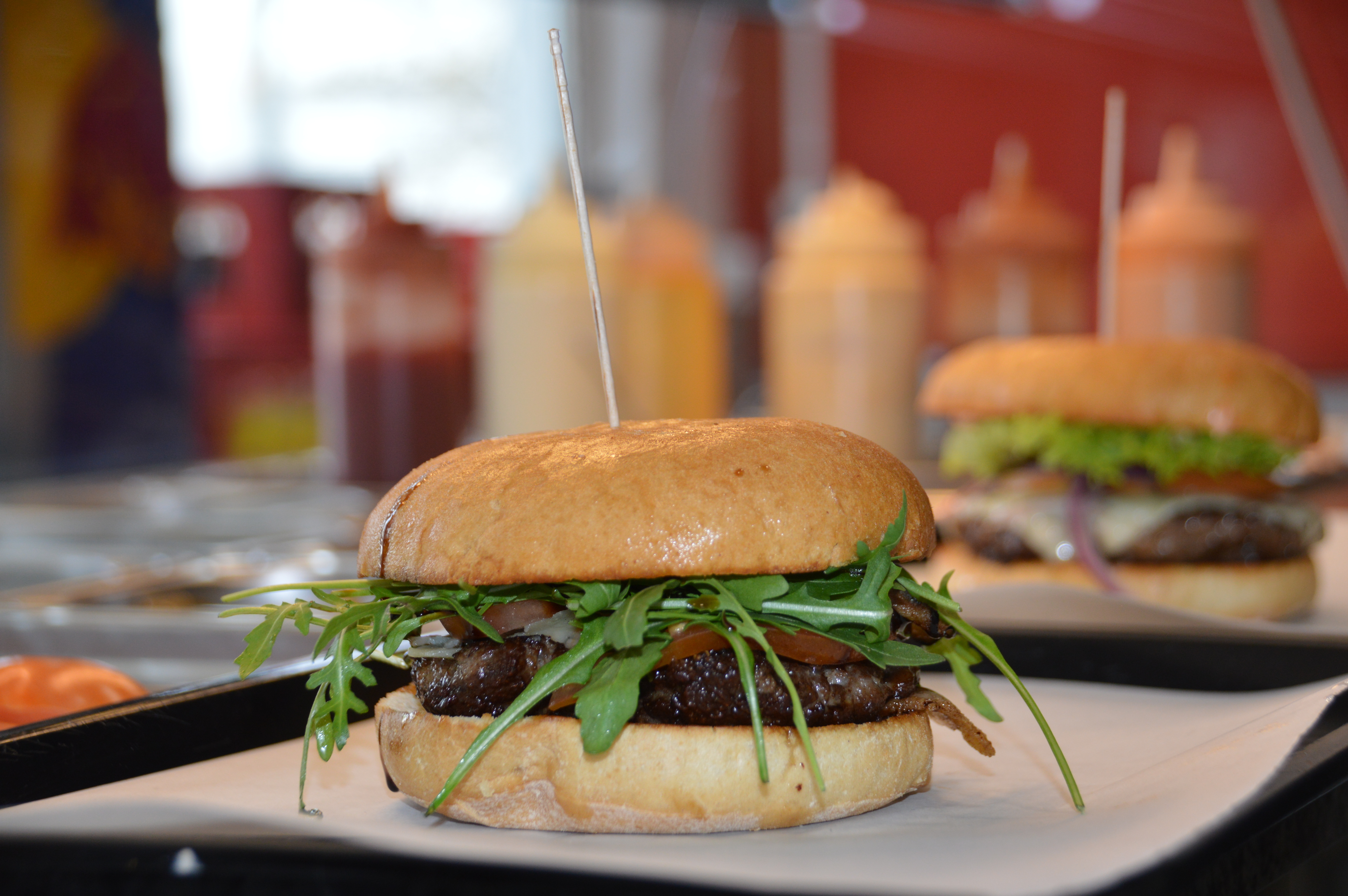 Der originelle „Mamma Mia“-Burger schickt den Gaumen auf eine Reise nach Italien. Bild: Ferro