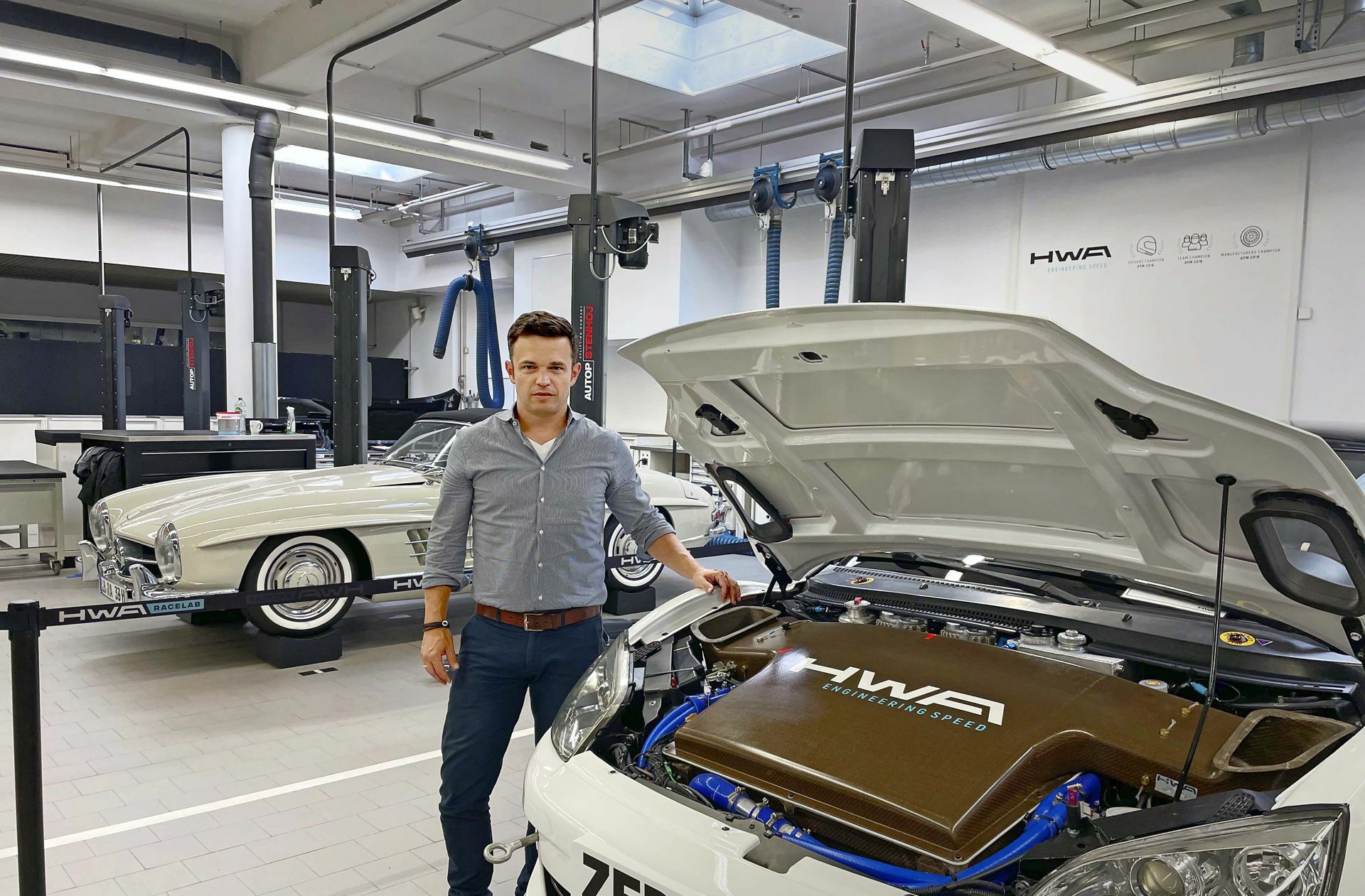 HWA-Manager Timo Kresse und das Konzeptfahrzeug: Der große Behälter im Motorraum enthält die Absaugvorrichtung für den Feinstaub. Er ist aus recycelbarem Flachs.