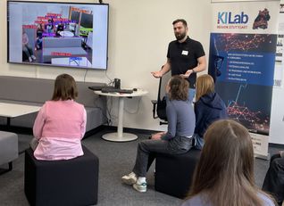 Schülerinnen zu Besuch im KI-Lab beim Girls Day 2025.