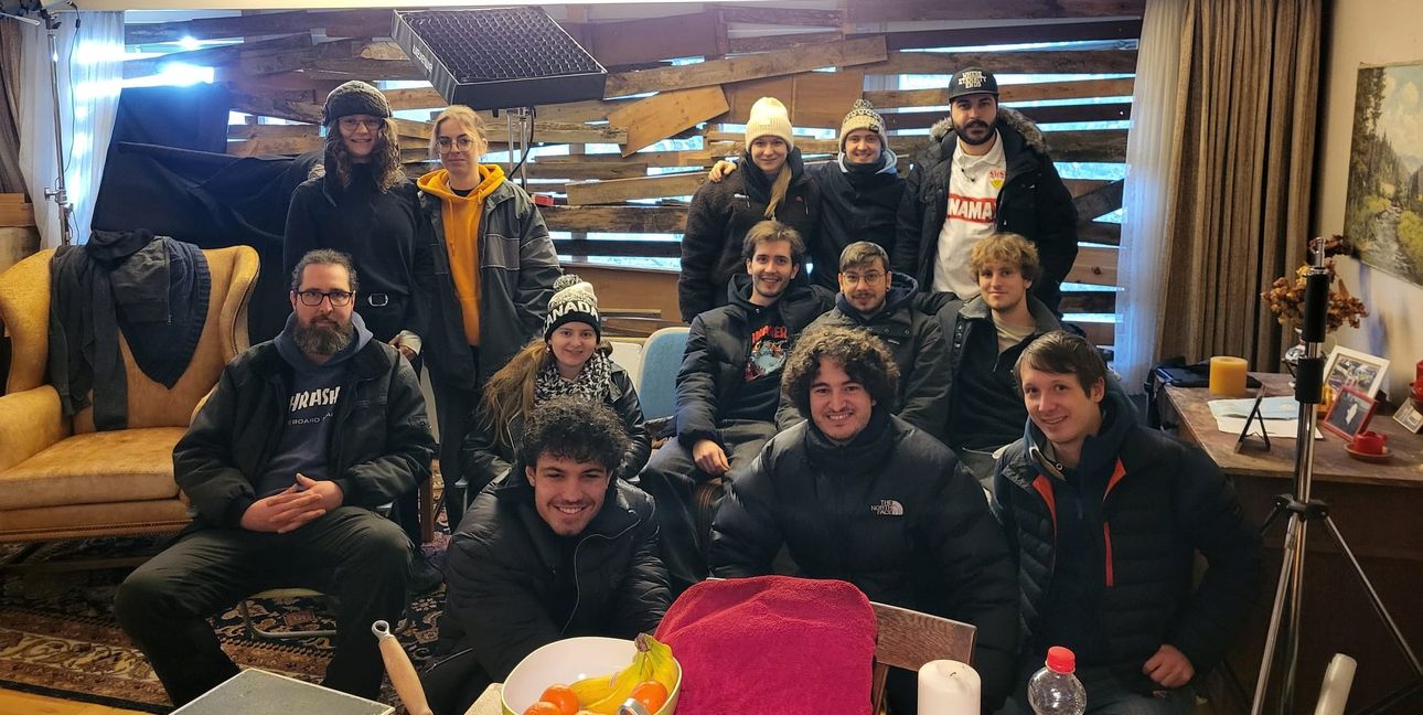 Von links nach rechts (von oben nach unten):
Hanna Stäble - Szenenbild, 
Hannah Jung - Runnerin , 
Neele Heim - Kamera,
Marcel Schmidt - 1. Kameraassistenz, 
Muhammet Can - Tonmeister, 
Sebastian Effenberger - Szenenbild , 
Nadja Leutelt - Maske,  
Luca Gantner - Runner,  
Jan Hoydem - Beleuchter,
Richard von Boetticher - Oberbeleuchter, 
Tin Seemann - Aufnahmeleitung, 
Rocco Moreno - Regie, 
Robin Maurer - Boom Operator 

Bild: Cardoso