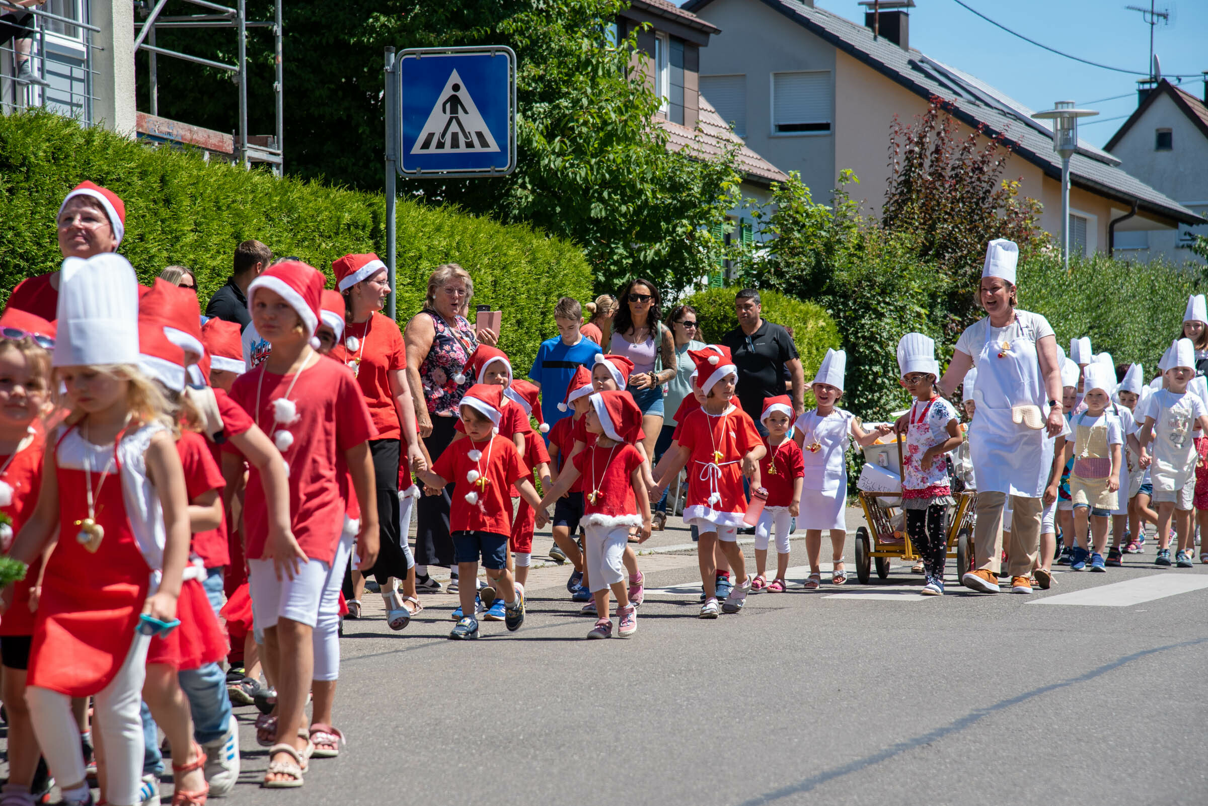 Rund 1000 Kinder waren beim Maichinger Kinderfest auf den Füßen. Die Weihnachtsbäckerei der Kita Grünäcker verwies darauf, das in 126 Tagen schon wieder Weihnachten kommt.   Bild: Nüßle