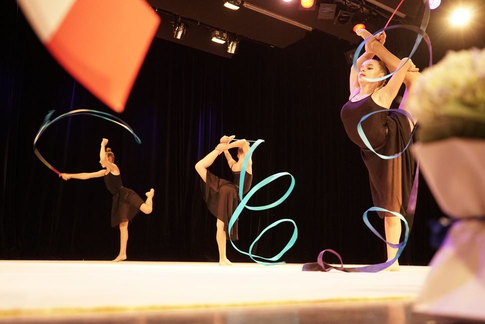 War ein Teil des Partnerschaftsabends im Maichinger Bürgerhaus: Choreografie mit Bändern von der Vfl-Abteilung  rhythmische Sportgymnasitk.                     Bild Heiden