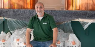 Das Braumalz für den nächsten Sud ist schon da, auch wenn drumherum noch gemalert wird. Betriebsleiter Daniel Bucovarov freut sich auf das neue Aussehen des Wichtels.