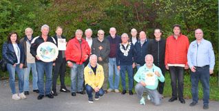 Die Trophäenschützen und der Schützenkönig: Silvia Schmidt, Gustav Kälby, Günther Mauch, Oliver Nolte, Nikolaus Neumayer,  Hans Ditjo, Thomas Rahm, Bernhard Nestele, Lothar Tomana, Schützenkönig Dieter Fritsch, Richard Hummel, Uwe Czerwinski, Jürgen Schöck, Hans-Peter Steiert, Willi Metzger, Oberschützenmeister Rainer Hanisch (von links)Bild: z