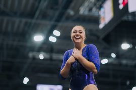 Ein unbezahlbarer Moment: Meolie Jauch unmittelbar nach ihrer Kür am Stufenbarren. Die 18-jährige Schönaicherin ist tatsächlich Deutsche Meisterin.