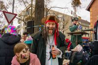 Hexen, Bären, Funkenmariechen: Beim Böblinger Rosenmontagsumzug haben Tausende gefeiert