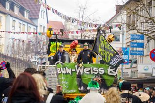Hexen, Bären, Funkenmariechen: Beim Böblinger Rosenmontagsumzug haben Tausende gefeiert