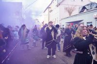 Hexen, Bären, Funkenmariechen: Beim Böblinger Rosenmontagsumzug haben Tausende gefeiert