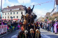 Hexen, Bären, Funkenmariechen: Beim Böblinger Rosenmontagsumzug haben Tausende gefeiert