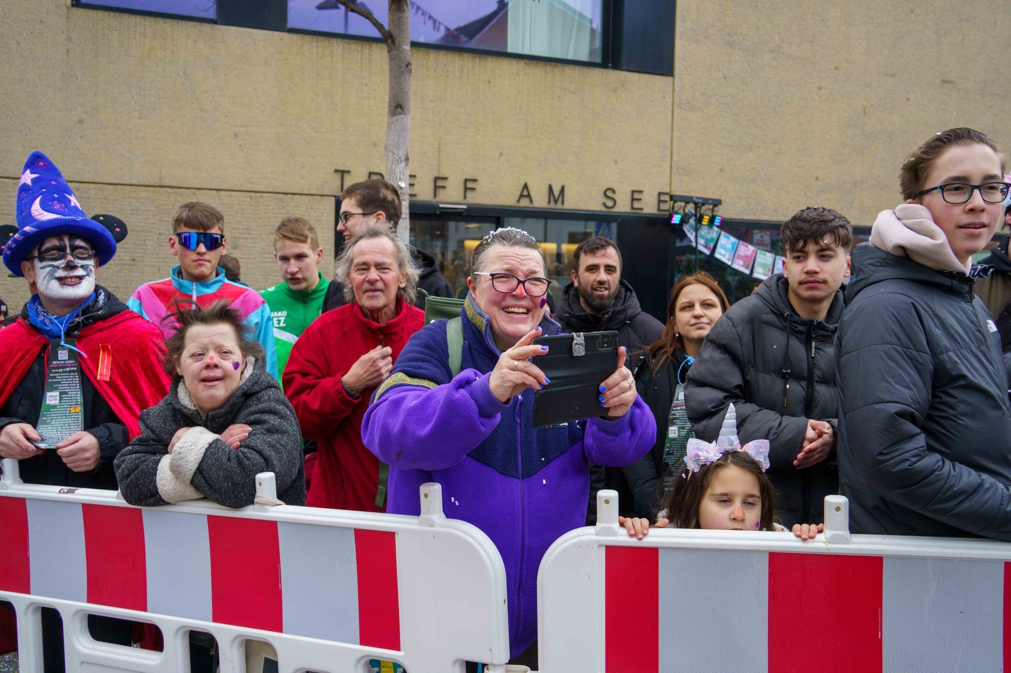 Hexen, Bären, Funkenmariechen: Beim Böblinger Rosenmontagsumzug haben Tausende gefeiert