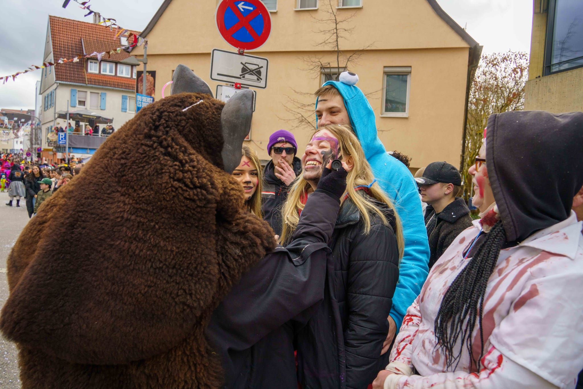 Hexen, Bären, Funkenmariechen: Beim Böblinger Rosenmontagsumzug haben Tausende gefeiert