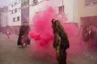 Hexen, Bären, Funkenmariechen: Beim Böblinger Rosenmontagsumzug haben Tausende gefeiert