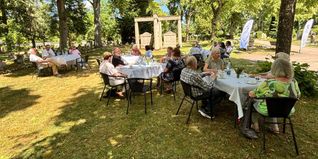 Auch bei Hitze ist das Böblinger Friedhofscafé im Schatten der Bäume ein angenehmer Ort für Begegnungen.