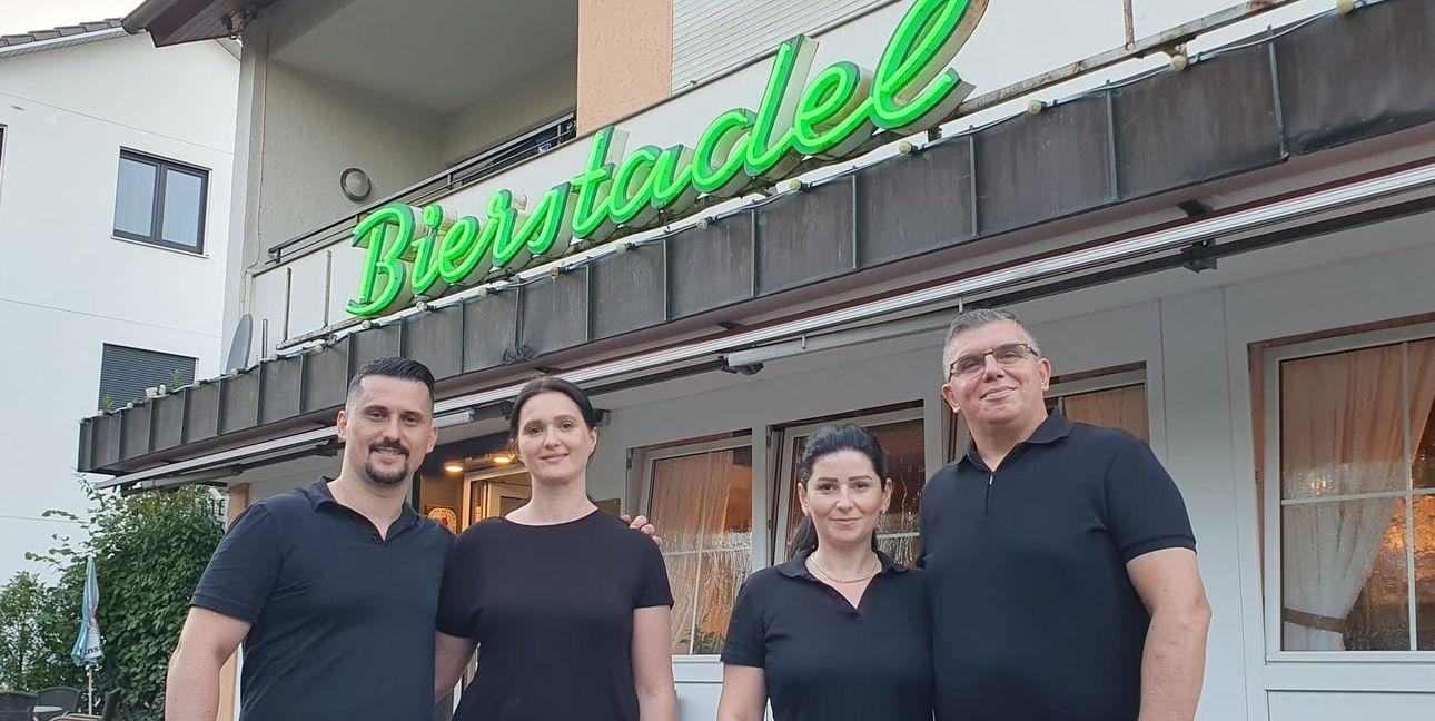 Das Wirte-Quartett Kushtrim und Deniza Haxhiu sowie Fitore und Besnik Gashi (von links) macht Schluss im Sindelfinger Bierstadel und konzentriert sich im neuen Jahr auf das Schwarzwaldvereinsheim.Bild: Wegner