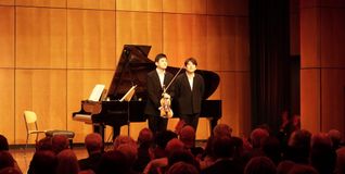Violinist Kyumin Park und Pianist Jong Hai Park r. spielten die 2. Konzerthaelfte gemeinsam beim Pianistenfestival.
