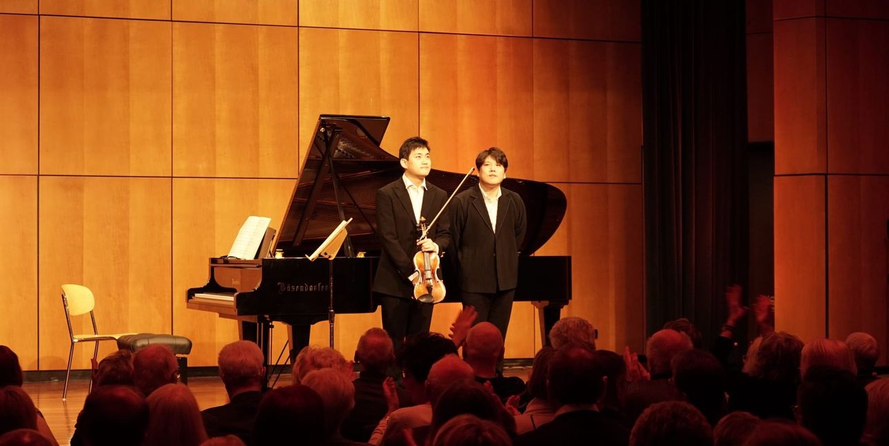 Violinist Kyumin Park und Pianist Jong Hai Park r. spielten die 2. Konzerthaelfte gemeinsam beim Pianistenfestival.