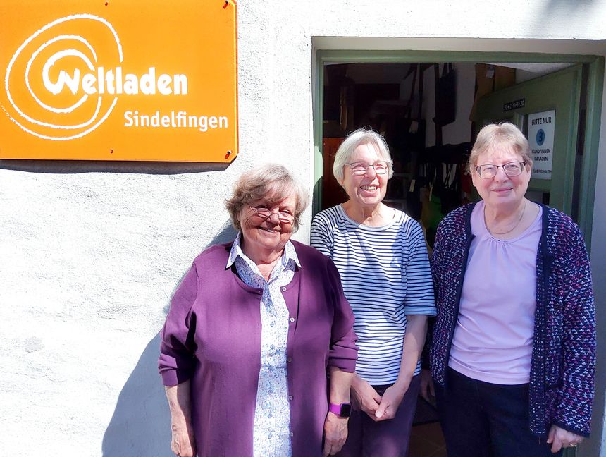Das Team vom Sindelfinger Weltladen, die AG "Eine Welt": Heidi Beduhn vom Vorstand, Vorsitzende Susanne Krümpel und Inge Stepper, ihre Stellvertreterin.                   Bild: z