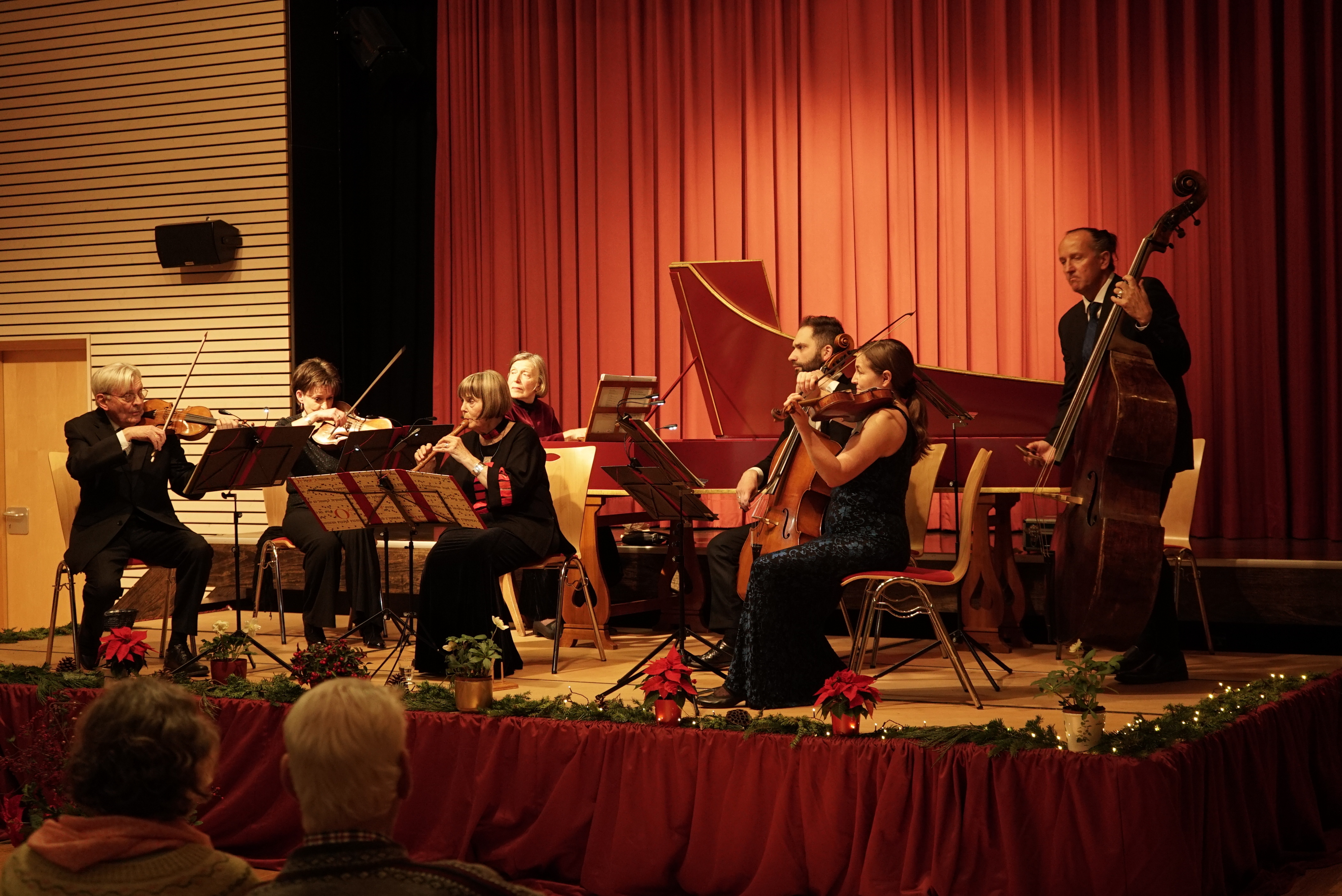 Das Barockorchester der Akademie für Alte Musik beim Weihnachtskonzert in der Altdorfer Festhalle.   Bild: Heiden