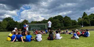 Bei der Fußballschule Volltreffer gibt es ab und zu auch einmal eine Atempause.Bild: z