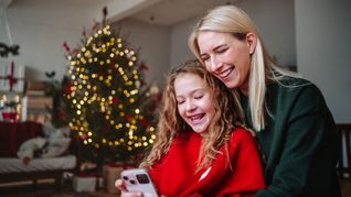 Weihnachten am Smartphone? Für viele Familien passt das Gerät nicht zum besinnlichen Beisammensein.
