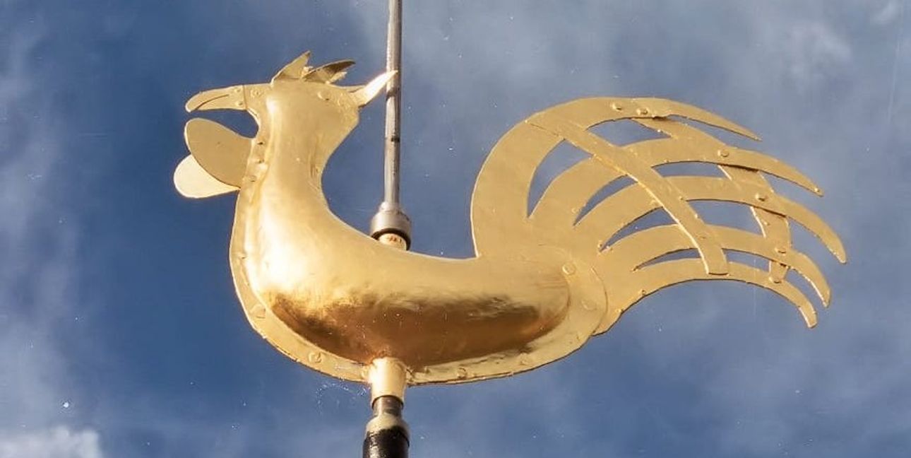 Der Hahn, der 1999 neu vergoldet auf die Spitze des Martinskirchenturms gesetzt wird.