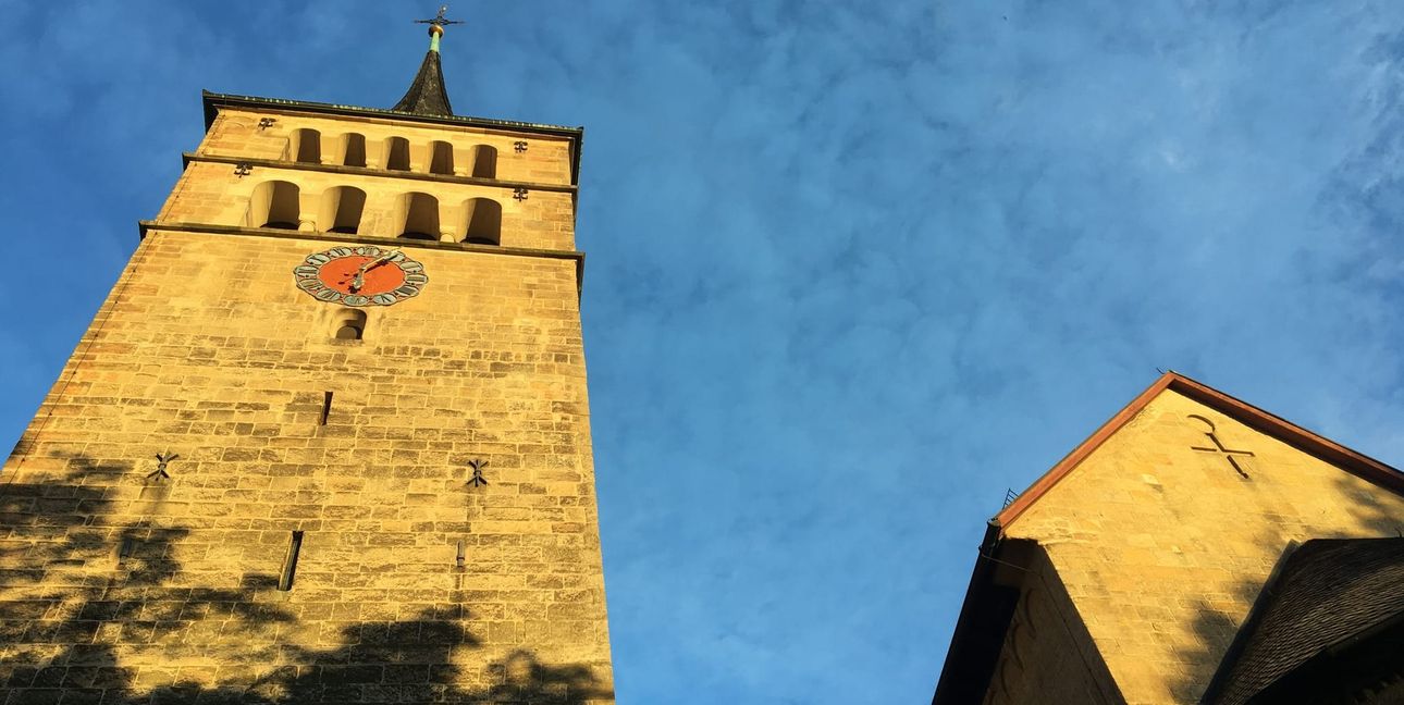Der Turm der Martinskiche, der 1999 mit Glockenstuhl, Mauersteinen, Turmspitze mit Hahn und Kugel von Grund auf saniert wird.