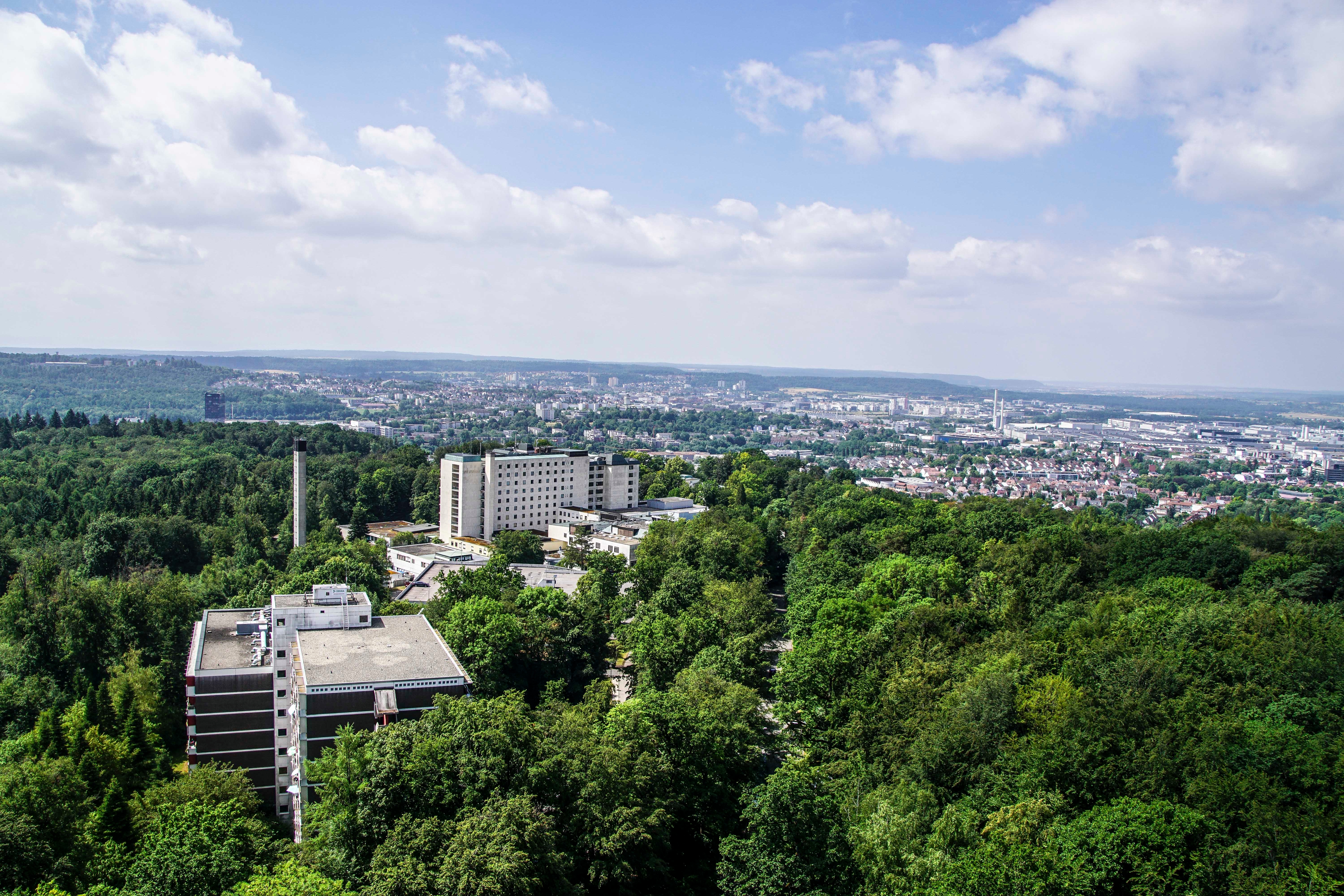 Blick vom Wasserturm auf das Sindelfinger Krankenhaus. Ein Wettbewerb soll Ideen dafür liefern, was aus dem Areal nach 2025 werden könnte. Bild: Dettenmeyer