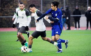 Leandro Orfeo vom GSV Maichingen II (links) im Clinch mit Sindelfingens Christian Fiscella.Bild: Photostampe