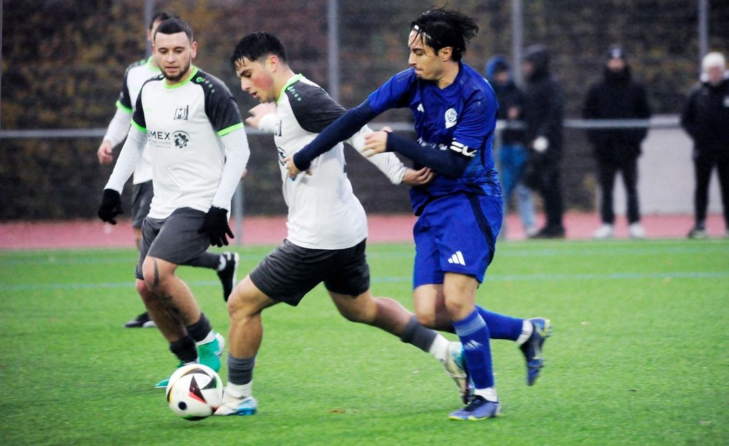 Leandro Orfeo vom GSV Maichingen II (links) im Clinch mit Sindelfingens Christian Fiscella.Bild: Photostampe