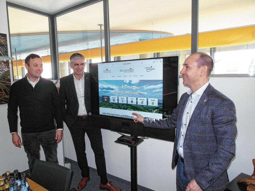 Ehningens Bürgermeister Lukas Rosengrün, Holzgerlingens Bürgermeister Ioannis Delakos und Böblingens Oberbürgermeister Dr. Stefan Belz (von links) haben die Website www.windenergie-bb14.de vorgestellt, die Informationen zusammenfasst rund um das 179 Hektar große Waldgebiet zwischen Böblingen, Holzgerlingen und Ehningen, das als Standort für einen interkommunalen Windpark im Gespräch ist.
