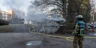 Die Feuerwehr konnte den brennenden Schutt beim Nikolaus-Lenau-Platz zügig löschen.