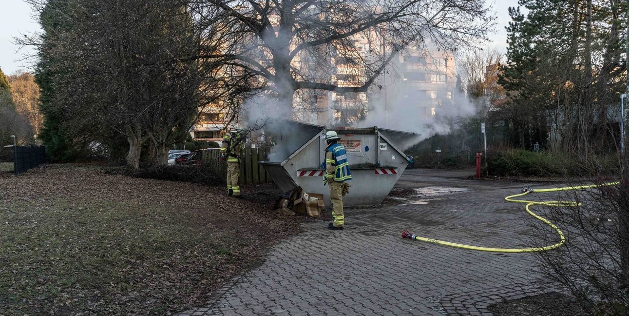 Die Feuerwehr konnte den brennenden Schutt beim Nikolaus-Lenau-Platz zügig löschen.