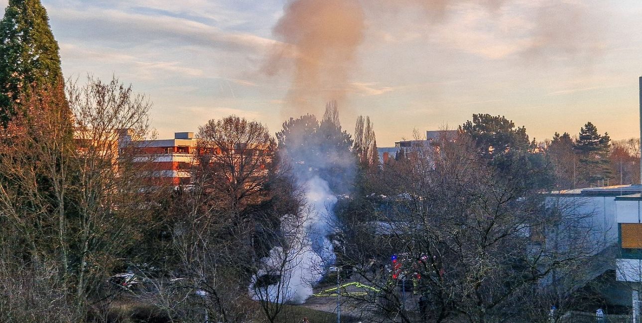 Die Feuerwehr konnte den brennenden Schutt beim Nikolaus-Lenau-Platz zügig löschen.