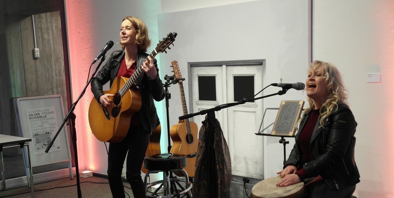 Barbara Gräsle und Biggi Binder (von links) sind im Rahmen der vom Kulturamt veranstalteten Reihe „Kultur auf dem Herrenwäldlesberg“ im Sindelfinger Oberlichtsaal als das Duo „Hearts and Bones“ vor gut 50 Zuschauern aufgetreten - das Konzert war wegen schlechter Witterung von der Naturbühne auf dem Herrenwäldlesberg in den Saal verlegt worden.