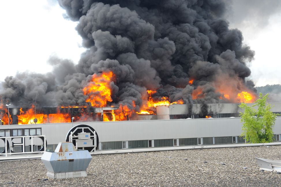 Die Reisser AG in Flammen: Am 11. Juni 2014 zerstörte ein Großbrand den Großteil des Zentrallagers am Stammsitz des Unternehmens auf der Böblinger Hulb. Bild: Stampe/A